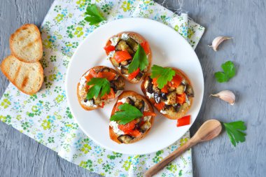 Bruschetta mascarpone, biber ve patlıcan ızgara