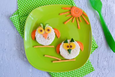 Çocuklar, peynir ve havuç f ile sandviç Kahvaltı