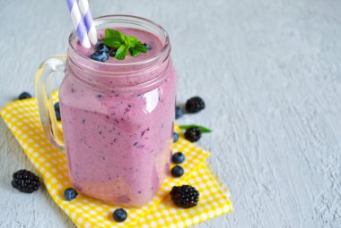 Banka o bir yaban mersini, böğürtlen ve muz ile güler yüzlü