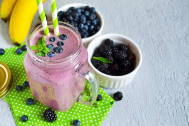 Banka o bir yaban mersini, böğürtlen ve muz ile güler yüzlü