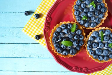 Tartlets beze ve metin için yer ile çilek ile