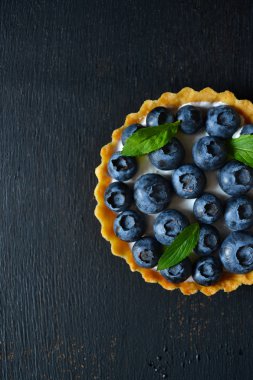 Tartlets beze ve metin için yer ile çilek ile