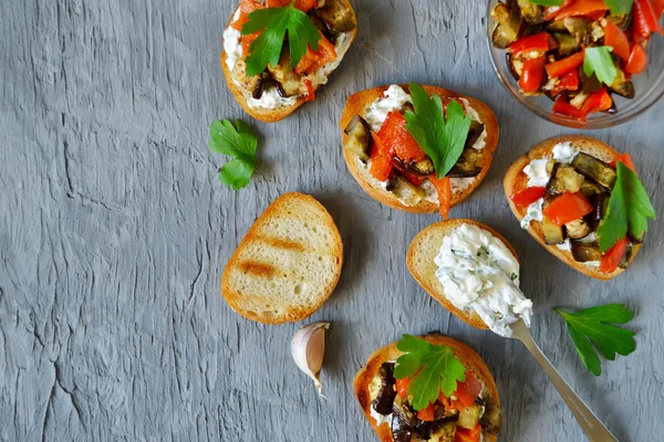 Bruschetta z mascarpone, papryka i bakłażan z grilla — Zdjęcie stockowe