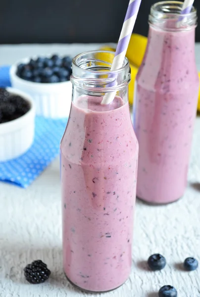 Smoothie com banana, amoras e mirtilos em uma ba preta — Fotografia de Stock