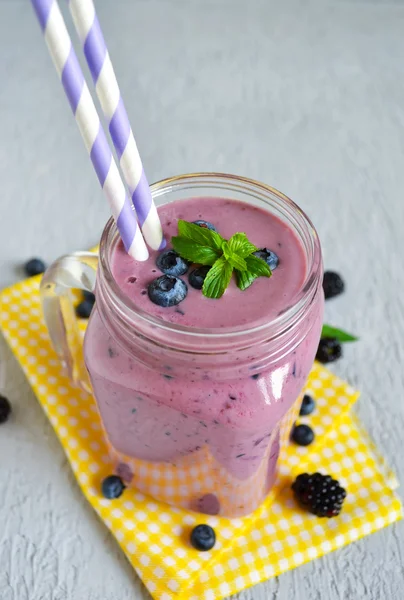 Batido con plátano, moras y arándanos en el banco o — Foto de Stock