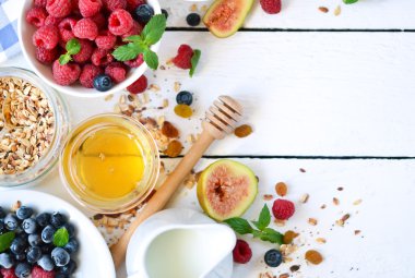 Günaydın - granola bal, meyveler ve meyve ile. Beyaz woo