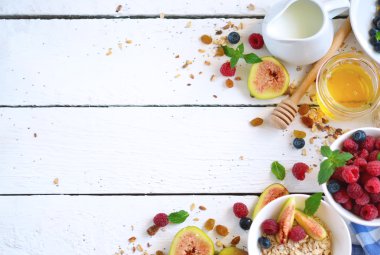 Günaydın - granola bal, meyveler ve meyve ile. Beyaz woo