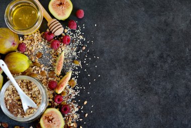 Sabah kahvaltı - granola, bal, meyve ve meyve. Siyah co