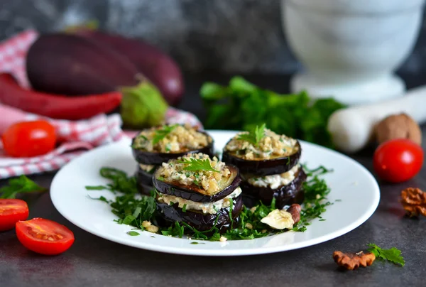 Amuse van aubergine en moer saus, koriander en knoflook — Stockfoto