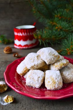 Noel çay kurabiyeleri ahşap zemin üzerine toz şeker 