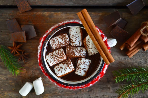Горячий шоколад с зефиром и корицей, деревенский — стоковое фото