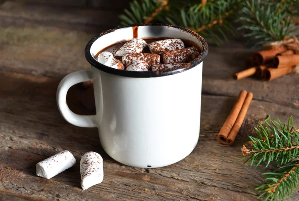 Heiße Schokolade mit Marshmallows und Zimt, rustikal — Stockfoto