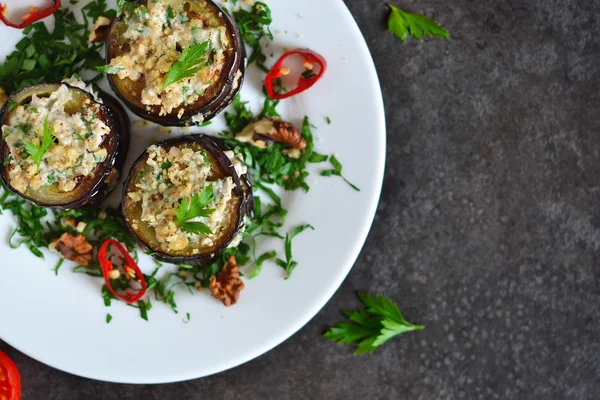 Aperitivo a berenjena y salsa de nueces, cilantro y ajo — Foto de Stock