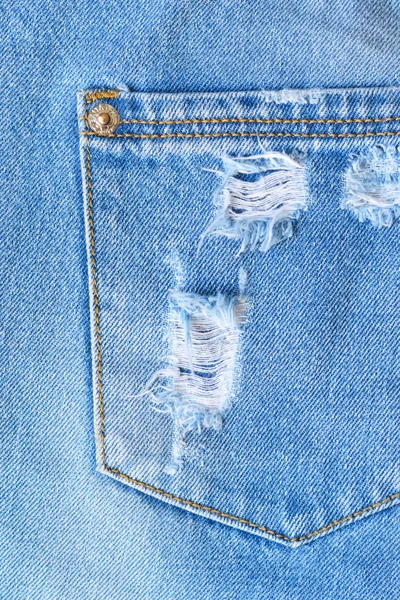 Bolsillo en jeans - jeans de moda, con estilo, fondo azul — Foto de Stock