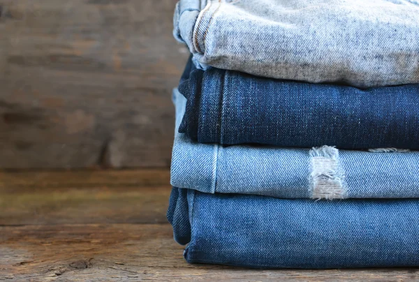 La ropa a la moda y de estilo - muchos vaqueros diferentes azules — Foto de Stock