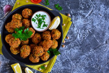 Falafel - derin yağda kızartılmış topları yere nohut tahin sosu ile