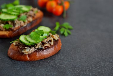 Wi tost hamsi, salatalık ve sarımsak bir siyah arka plan