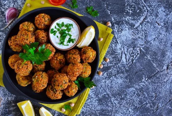 Falafel - frittierte Bällchen aus gemahlenen Kichererbsen mit Tahini-Sauce — Stockfoto