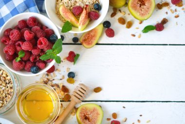 Günaydın - granola bal, meyveler ve meyve ile. Beyaz woo