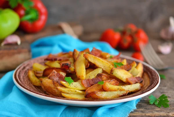 Jeunes pommes de terre frites au bacon et aux oignons — Photo