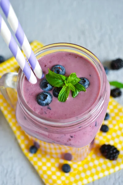 Batido con plátano, moras y arándanos en el banco o — Foto de Stock