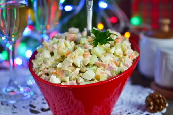 Традиционный новогодний салат русский и украинский - русский салат — стоковое фото
