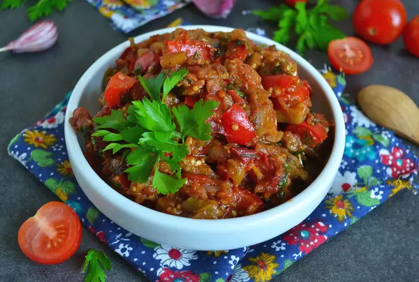 Gemüseeintopf aus Auberginen auf schwarzem Hintergrund, gegrillte Vegeta — Stockfoto