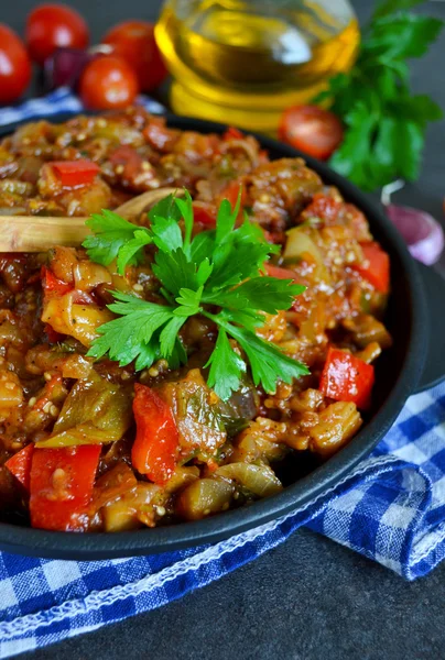 Ragoût de légumes d'aubergine sur fond noir, légumes grillés — Photo