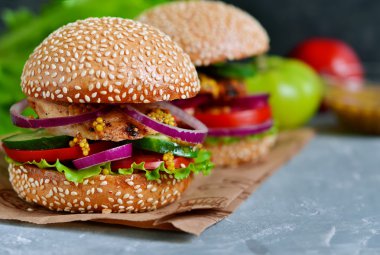 Ev yapımı, büyük hamburger eti ve taze sebze spac ile