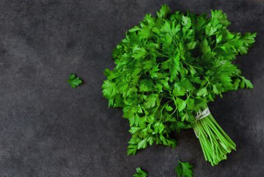 Demet izole bir siyah arka plan üzerine maydanoz 