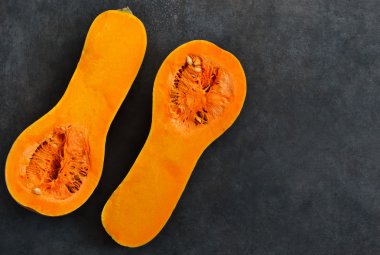 Kabak siyah bir zemin üzerine ikiye böldüm. Üstten Görünüm .