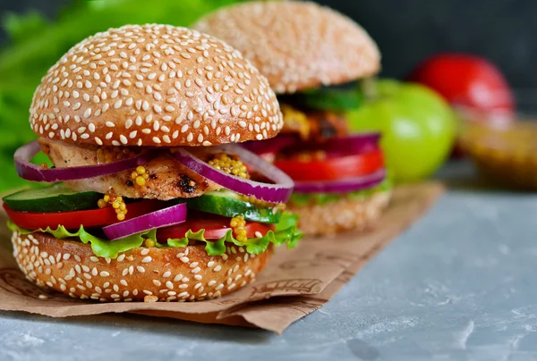 Hamburguesa casera, grande con carne y verduras frescas con spac — Foto de Stock