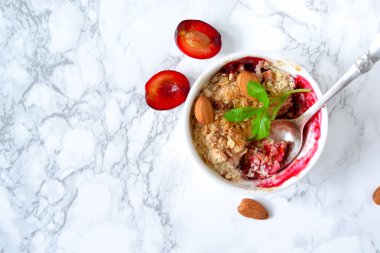 Erik, baharatlar ve hafif bir arka plan üzerinde ballı yulaf kek