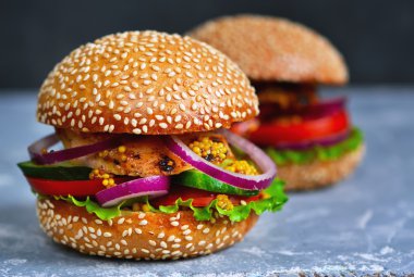 Ev yapımı, büyük hamburger eti ve taze sebze ile 