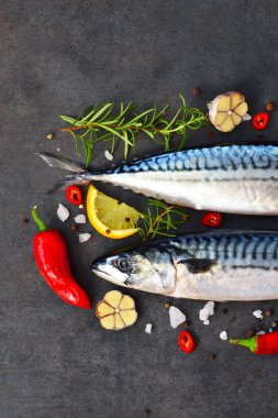 Limon ve biberiye ile taze, çiğ uskumru