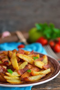 Genç kızarmış patates pastırma ve soğan ile