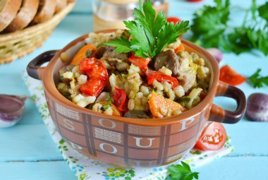 Et ve arpa üzerinde mavi bir arka plan ile sebze güveç