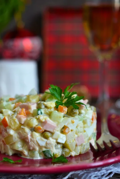 Традиционный новогодний салат русский и украинский — стоковое фото