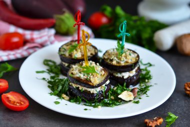 Meze patlıcan ve ceviz sosu, kişniş ve sarımsak