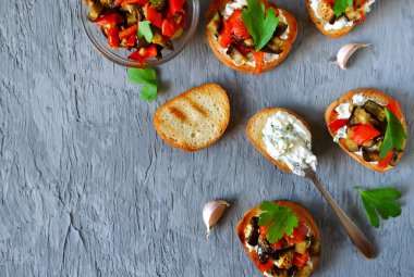 Bruschetta mascarpone, biber ve patlıcan ızgara