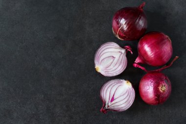 Metin için yer siyah zemin üzerine kırmızı, taze soğan.