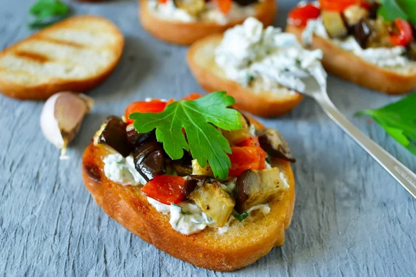 Bruschetta z mascarpone, papryka i bakłażan z grilla — Zdjęcie stockowe