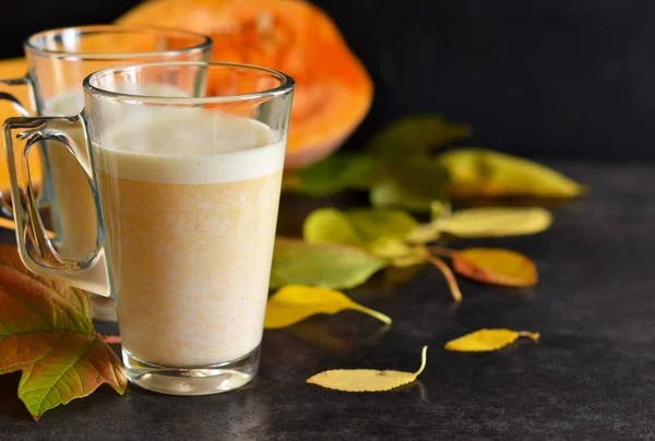 Sıcak, baharatlı içki - tarçın ve kabak ile latte 