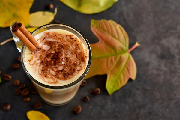 Sıcak, baharatlı içki - tarçın ve kabak ile latte 