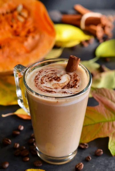 Sıcak, baharatlı içki - tarçın ve kabak siyah b ile latte