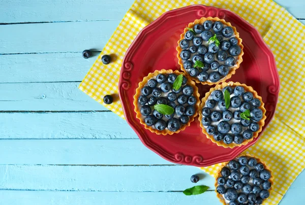 Tartlets beze ve metin için yer ile çilek ile