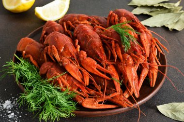 Dereotlu kırmızı kerevit, defne yaprağı ve limon tabakta..
