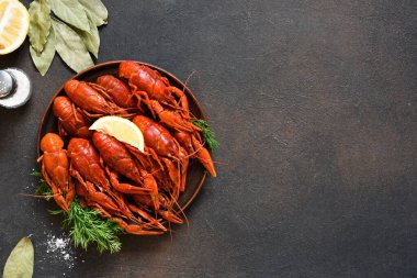 Dereotlu kırmızı kerevit, defne yaprağı ve limon tabakta..