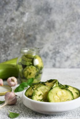 Sarımsak ve dereotlu marinalı kabak. Boşluklar.