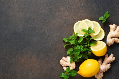 Sıcak kış içeceği. Limonlu çay, bal ve nane. Çay yapmak için gerekli malzemeler.